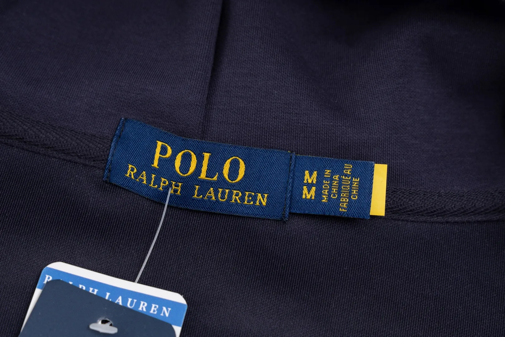 P236 #R95 Ralph Lauren/Ralph Lauren Twelve Color Pony🐎 Embroidered zipper cardigan jacket hooded sweatshirt This hooded sweatshirt is decorated with a simple style that represents Ralph Lauren. It is paired with a pony embroidery pattern, which is three-dimensional and full! The solid color fabric paired with exquisite embroidery instantly sets it off! Hooded sports design, loose and casual fit! The overall texture is very strong! Through the pictures, we can feel the thickness and texture of custom-woven and dyed threads. The workmanship is exquisite. They are shipped from major foreign trade factories. They are all made by masters with many years of experience. Everything is of high standards and requirements! Simple and versatile style ~ super delicate and soft, close to the body without being tied, all fabrics and accessories are original custom-made and of high quality! Perfectly reflects the brand’s sense of superiority! Standard cut, comfortable stretch, unrestricted movement! Highly practical, high-end and classy! Versatile style ~ can be paired with jeans or jogging pants. Ideal for transitioning from your morning commute to weekend events!  Color: Black with red label Black with white label Khaki Navy blue with red label Navy blue with white label White Light gray Dark gray Burgundy Army green Light blue Pink Size: S M L